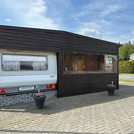 Blockhutte Mit Wohnwagen Direkt Am Bikepark Und Skilift Campsite